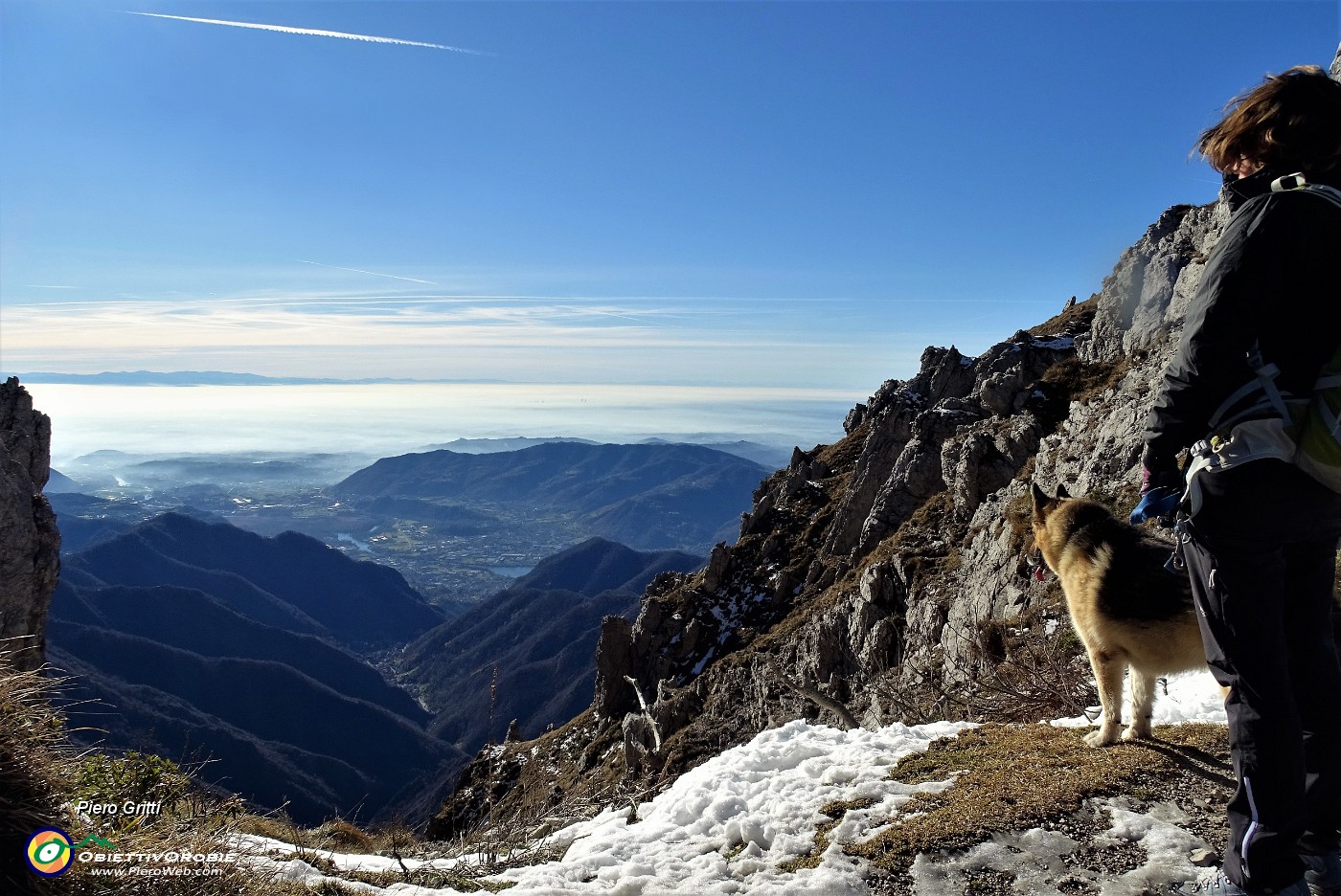 50 E siamo in cresta di vetta con vista ad ovest sulla valle dell'Adda.JPG -                                